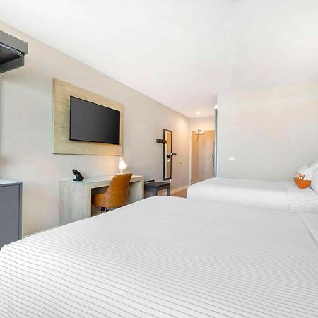Cambria Hotel Burbank Airport Exterior foto
